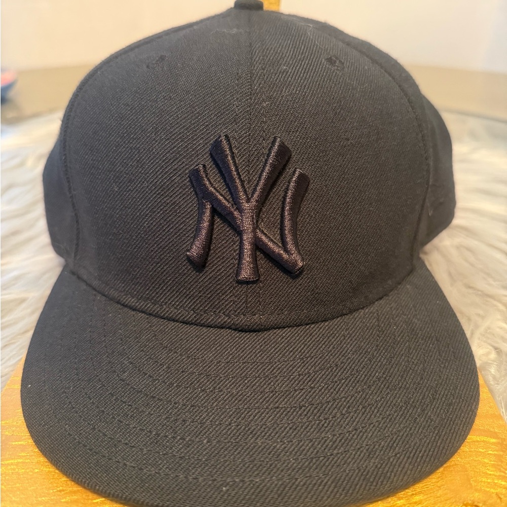 New Era Black Yankees Logo Cap